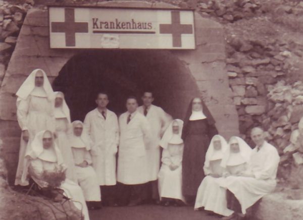 Foto: Ärzte und Schwestern vor dem Notkrankenhaus