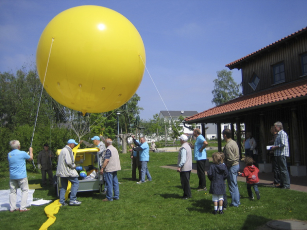 Mitglieder des Geschichtskreises lassen den Ballon aufsteigen
